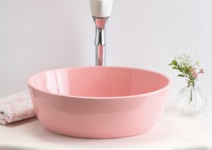 おしゃれな洗面空間に映える日本製磁器の洗面ボウル「ハミングオーバル」。やわらかいももはな(ピンク)色が上品で、ナチュラル＆モダンな空間づくりに最適な国産陶器製ボウルです。