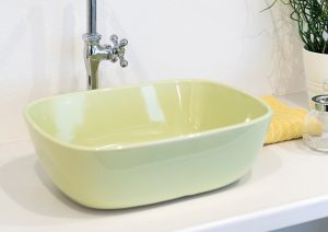 日本製の磁器製洗面ボウル「ハミングレクタングル（もえぎ色）」。やわらかな長方形と爽やかな萌黄色が魅力の、おしゃれでナチュラルな洗面空間に調和する国産陶器ボウル。