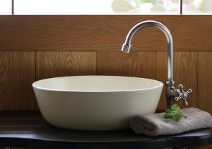 日本製の磁器製洗面ボウル「ハミングオーバル（とりのこ色）」。柔らかな曲線と上品なとりのこ色が特徴の、おしゃれでナチュラルな洗面空間に調和する国産陶器ボウル。