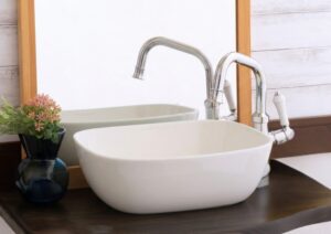 美濃焼 洗面ボウル Mugs ミルク レクタングルを木製カウンターに設置した施工イメージ