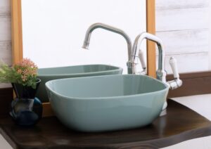 美濃焼 洗面ボウル Mugs アクア レクタングルを木製カウンターに設置した施工イメージ