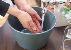 美濃焼 磁器製洗面ボウル Cubo Ash 手洗い使用イメージ